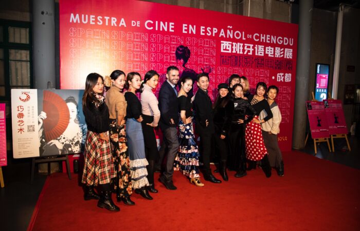 Roberto F. Canuto with a flamenco group at the photocall of the I Spanish Film Festival in Chengdu.