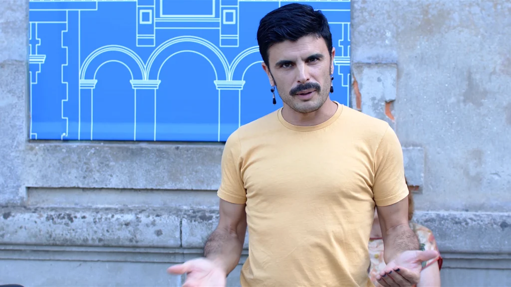 Rodrigo Cuevas participating in the Alquila Ho! campaign, promoting rural housing rental and repopulation in Asturias