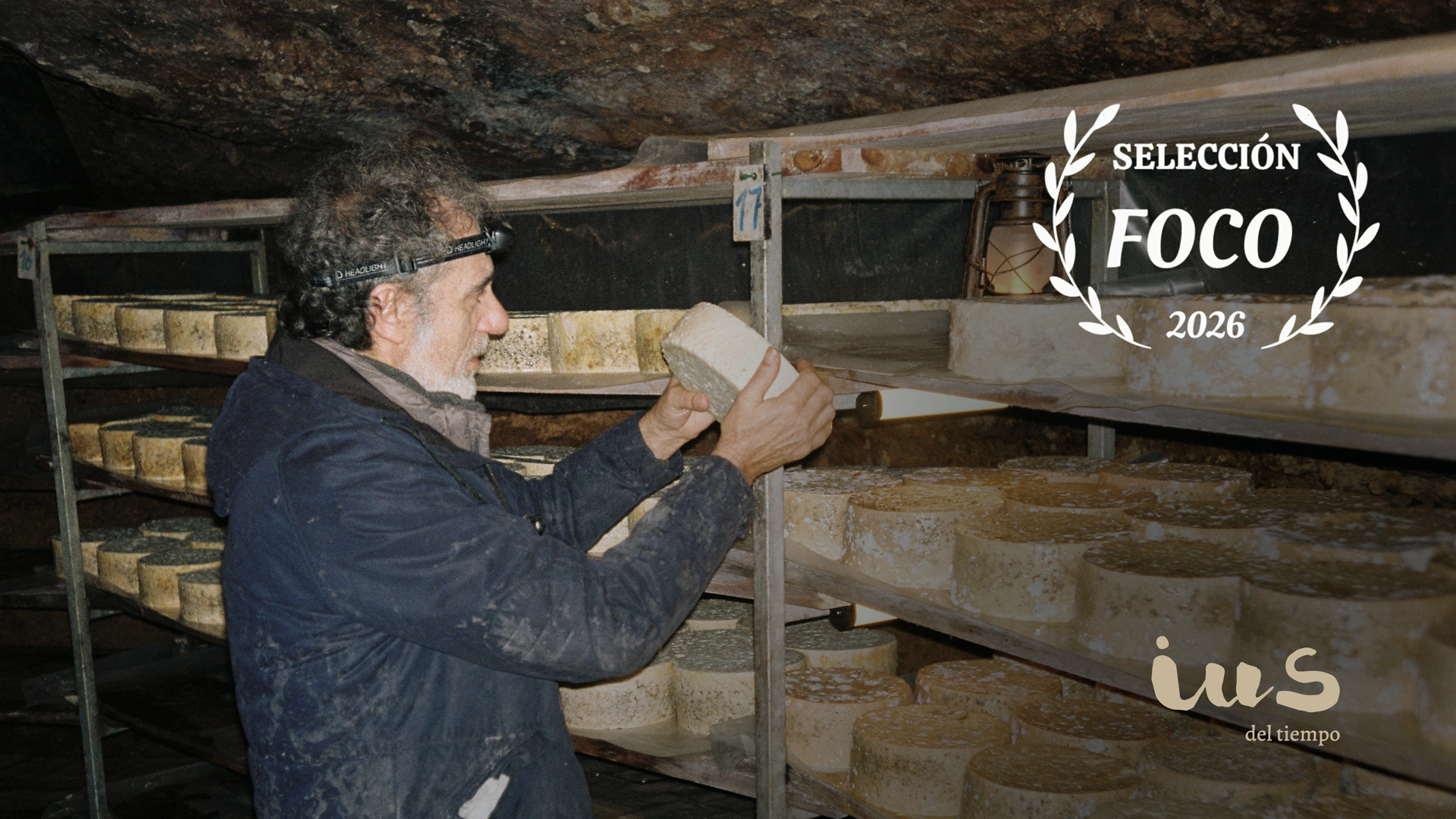 Fotografía analógica de Elmer Guevara durante el rodaje de «IUS del tiempo», Fotografía analógica del actor Manuel Pizarro como Xuan durante el rodaje del cortometraje «IUS del tiempo», finalista en el Festival de Cine de Oviedo (FOCO). Fotografía de Elmer Guevara.